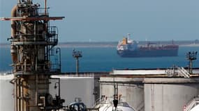 Tanker au large du terminal pétrolier de Fos-Lavera, près de Marseille. Le gouvernement a lancé mardi un nouvel appel au dialogue pour que les syndicats mettent fin à la grève qui bloque ces terminaux et prive la Corse de livraisons de gazole depuis la se