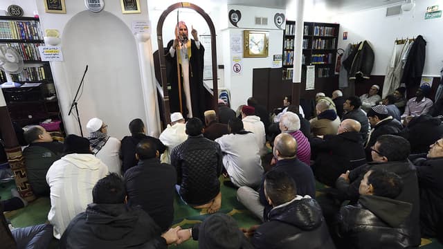 La plupart des mosquées essaient de s'organiser avec les moyens du bord, c’est-à-dire en trouvant parmi les fidèles quelqu'un qui puisse assurer le prêche", raconte Enis Chabchoub, imam à Noisy-le-Grand. (Photo d'illustration)
