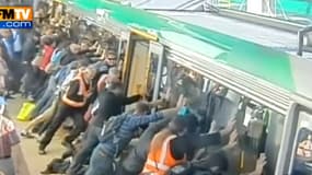 Ces passagers ont soulevé le métro de Perth pour venir en aide à un homme coincé.