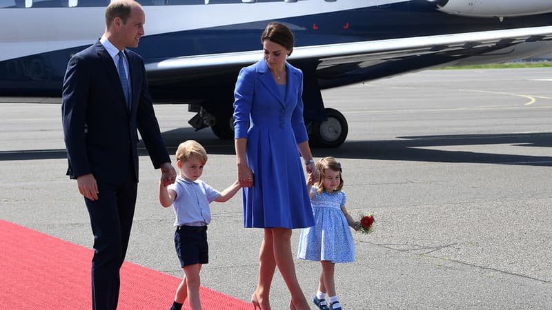 Le prince William, Kate et leurs enfants George et Charlotte lors de leur arrivée en Allemagne le 19 juillet 2017.