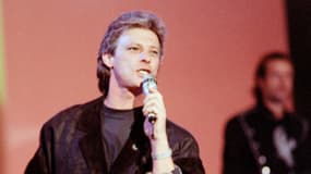 Le chanteur français Herbert Leonard dans l'émission télévisée "Lahaye d'Honneur" sur la chaîne La Cinq, le 25 septembre 1987, à Paris.