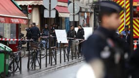 Des policiers sécurisent les lieux après une fusillade mortelle à Paris le 23 décembre 2022