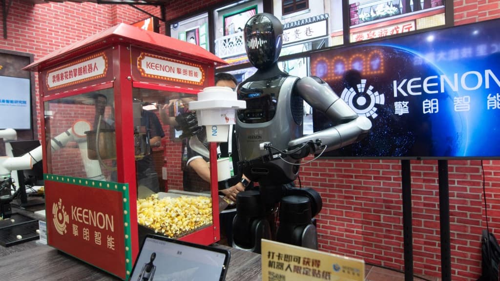 La robot serveur de popcorn de Keenon Robotics à la WAIC 2025 La robot serveur de popcorn de Keenon Robotics à la WAIC 2025
