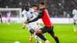 Gideon Mensah (Auxerre) et Ludovic Blas (Rennes) en Ligue 1, le 19 octobre 2025. 