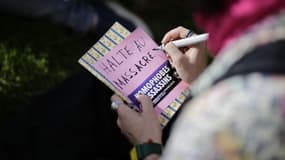 Une personne manifestant à Paris contre les violences homophobes en Tchétchénie, le 23 mai 2017. 