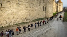 Les Carcassonnais se sont tenus la main autour de la cité médiévale, le 12 octobre 2017.