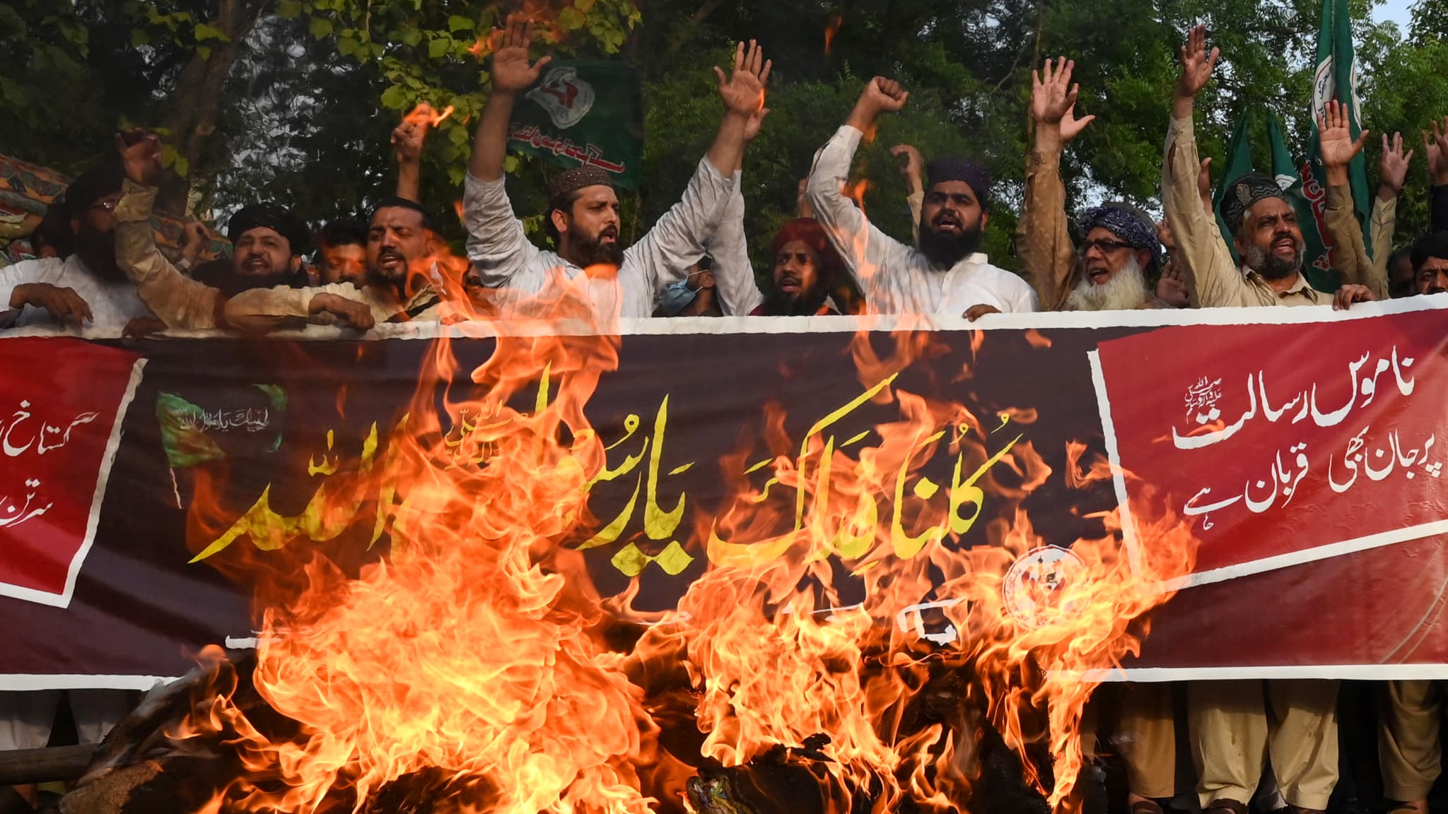 Des musulmans devant l'effigie en feu du Premier ministre indien Narendra Modi lors d'une manifestation à Lahore le 12 juin 2022. Les manifestants protestaient contre l'ancienne porte-parole du Parti Bharatiya Janata indien, Nupur Sharma, pour ses propos incendiaires sur le prophète Mahomet.