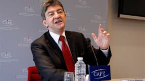 Devant la presse étrangère, à Paris, Jean-Luc Mélenchon s'est déclaré "fier" d'avoir "gâché" la campagne de Marine Le Pen en attaquant la présidente du Front national, dont l'"odieuse présence" fait selon lui l'objet d'un traitement trop positif par la cl