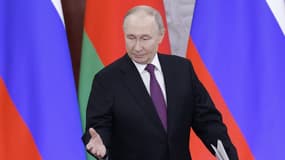 Le président russe Vladimir Poutine assiste à une cérémonie de signature et à une conférence de presse après une réunion avec son homologue biélorusse au Kremlin à Moscou le 13 mars 2025