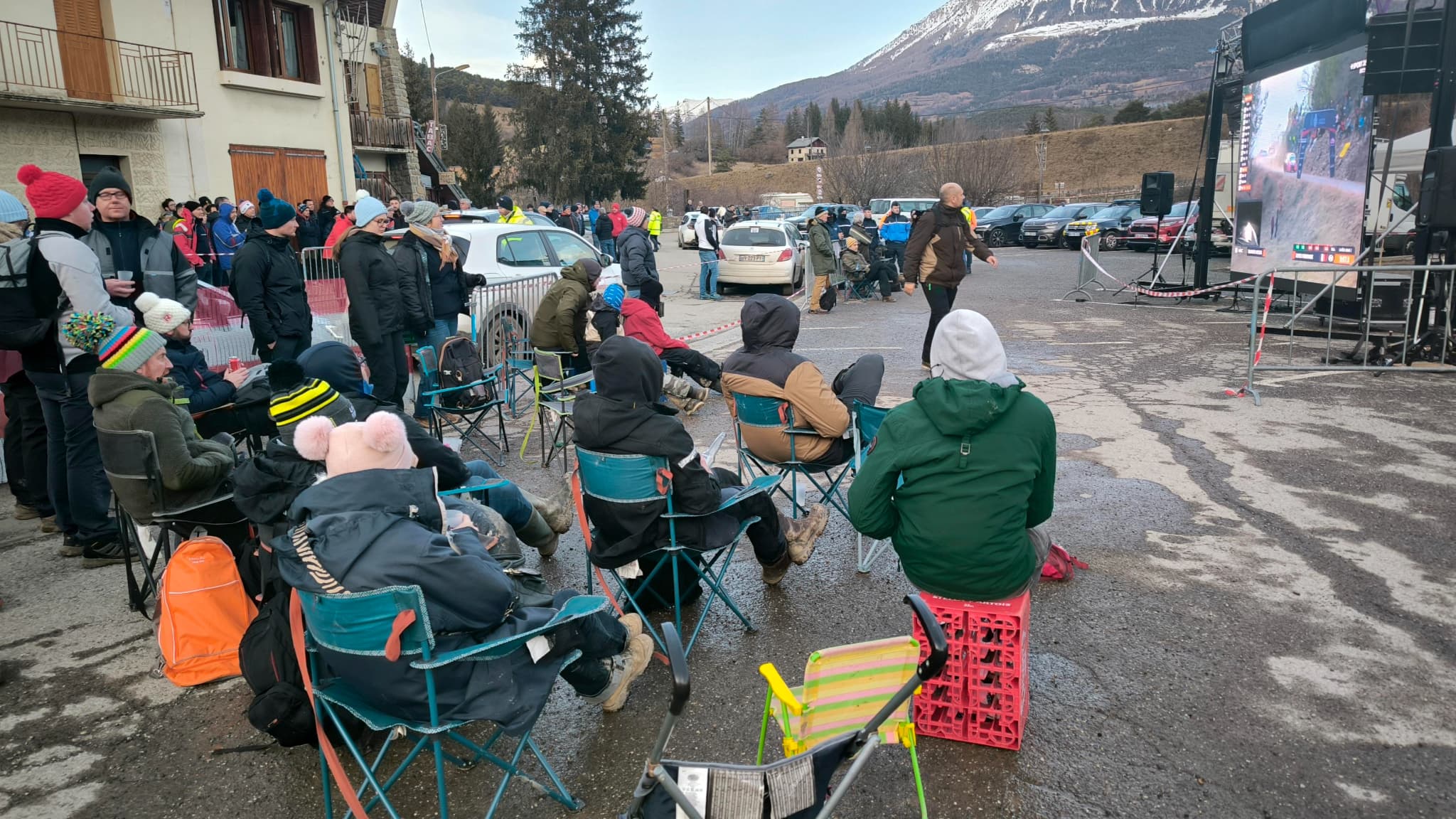 Des amateurs de rallye devant un écran géant à Selonnet le 24 janvier 2025.