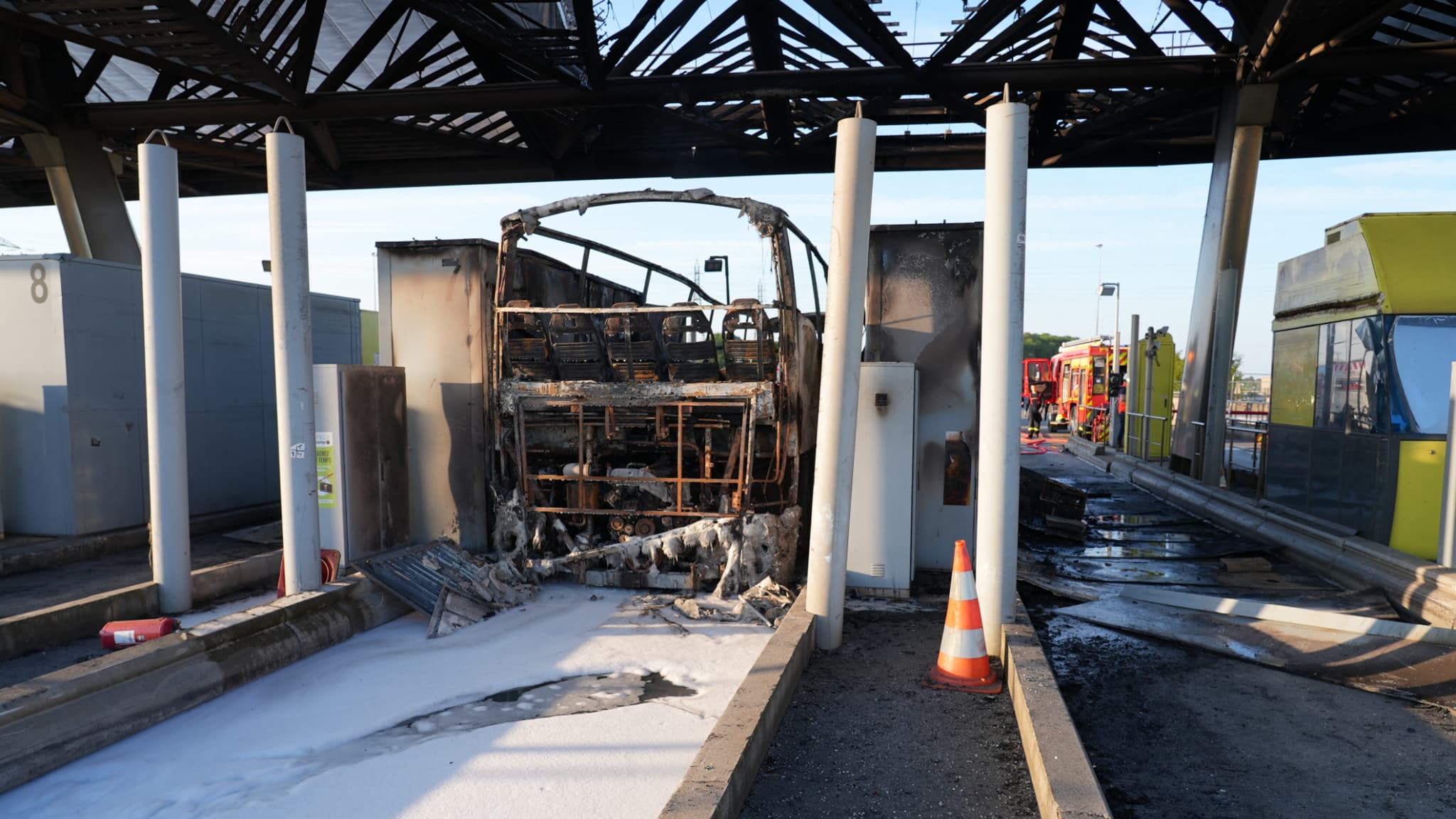 La carcasse du bus en feu au péage de Fresnes après affrontements entre supporteurs parisiens et lyonnais le 25 mai