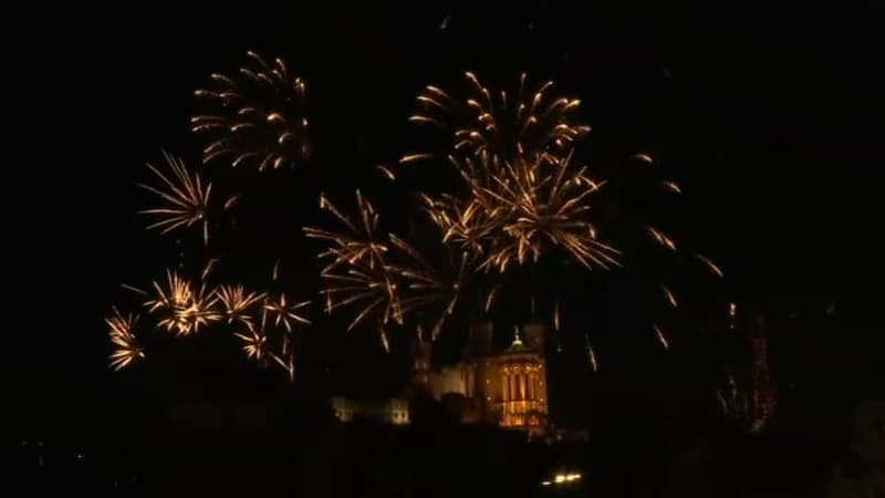 Lyon: la colline de Fourvière illuminée par le feu d'artifice du 14-Juillet