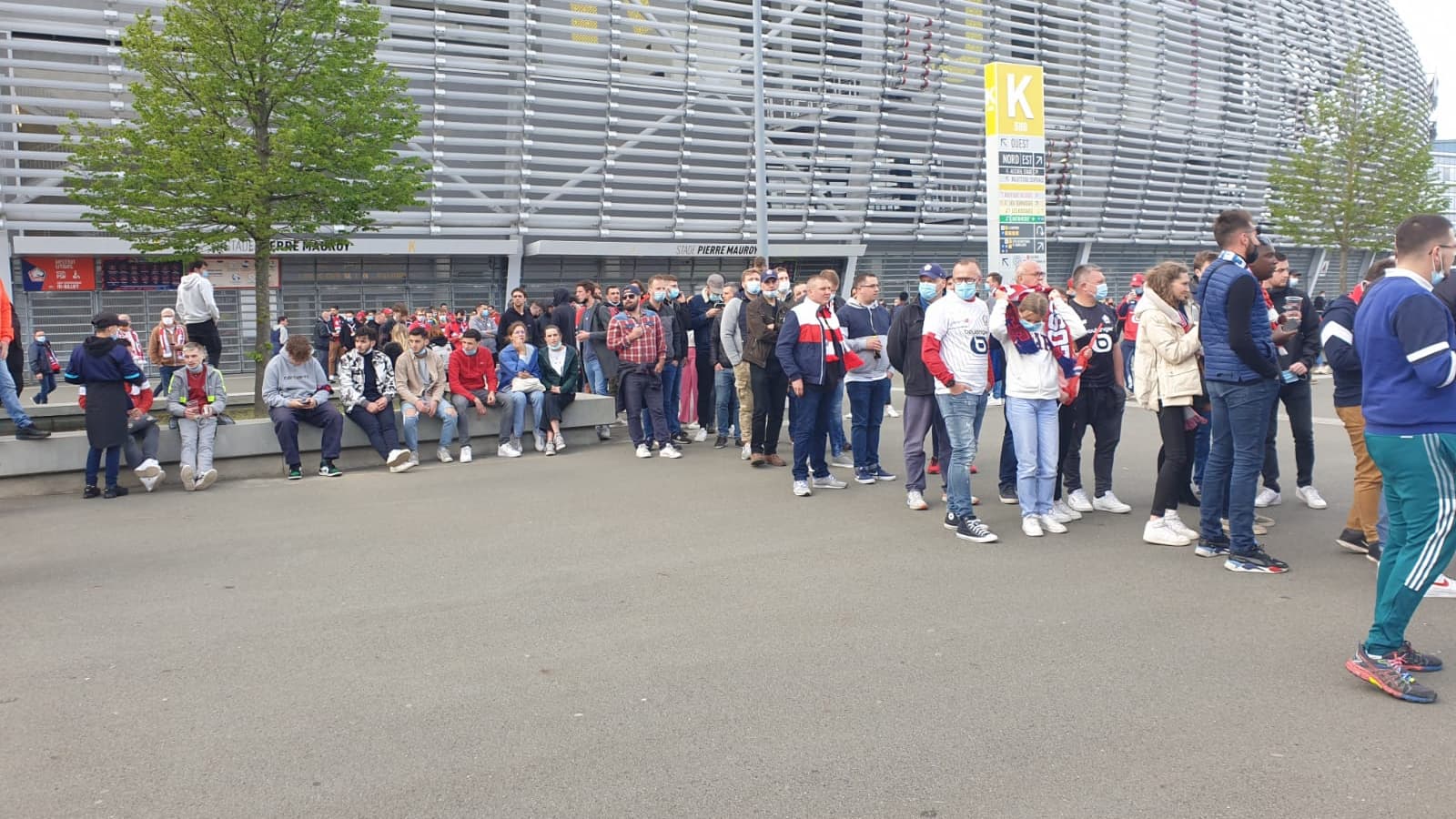 Les supporters lillois se rassemblent devant Pierre-Mauroy
