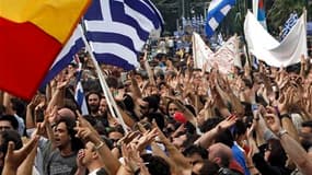 Des milliers de personnes étaient rassemblées mercredi devant le parlement à Athènes, cependant qu'un mouvement national de grève était observé en Grèce pour s'opposer aux nouvelles mesures d'austérité visant à sortir le pays de la crise financière, soumi