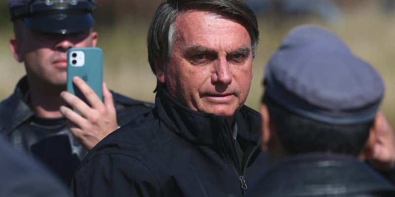 Le président brésilien Jair Bolsonaro arrive pour rencontrer le PDG et ingénieur en chef de SpaceX, Elon Musk, lors de l'événement Conecta Amazonia à Porto Feliz, dans l'État de Sao Paulo, au Brésil, le 20 mai 2022.