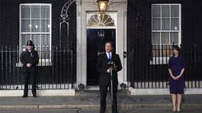 Le nouveau Premier ministre David Cameron prend la parole avant de faire son entrée au 10, Downing Street. Son gouvernement de coalition réservera cinq places aux libéraux-démocrates, dont le poste de vice-Premier ministre à son chef, Nick Clegg. /Photo p