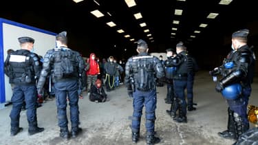 Dans l'un des hangars où s'est déroulée la rave party sauvage à Lieuron, le 2 janvier 2021