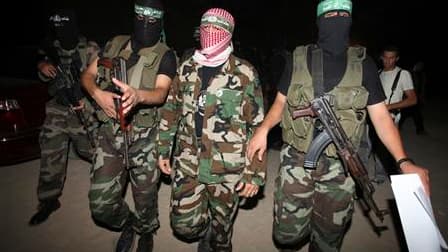 Lors d'une conférence de presse en plein air jeudi soir à Gaza, treize groupes armés palestiniens ont affirmé avoir joint leurs forces pour intensifier leurs attaques, y compris suicide, contre Israël. Cette annonce coïncide avec la reprise des pourparler