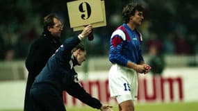 Gérard Houllier et David Ginola lors du match France-Bulgarie, au Parc des Princes le 17 novembre 1993