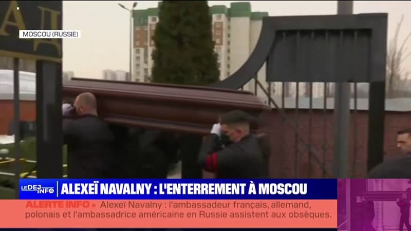 Obsèques d'Alexeï Navalny: le cercueil arrive au cimetière