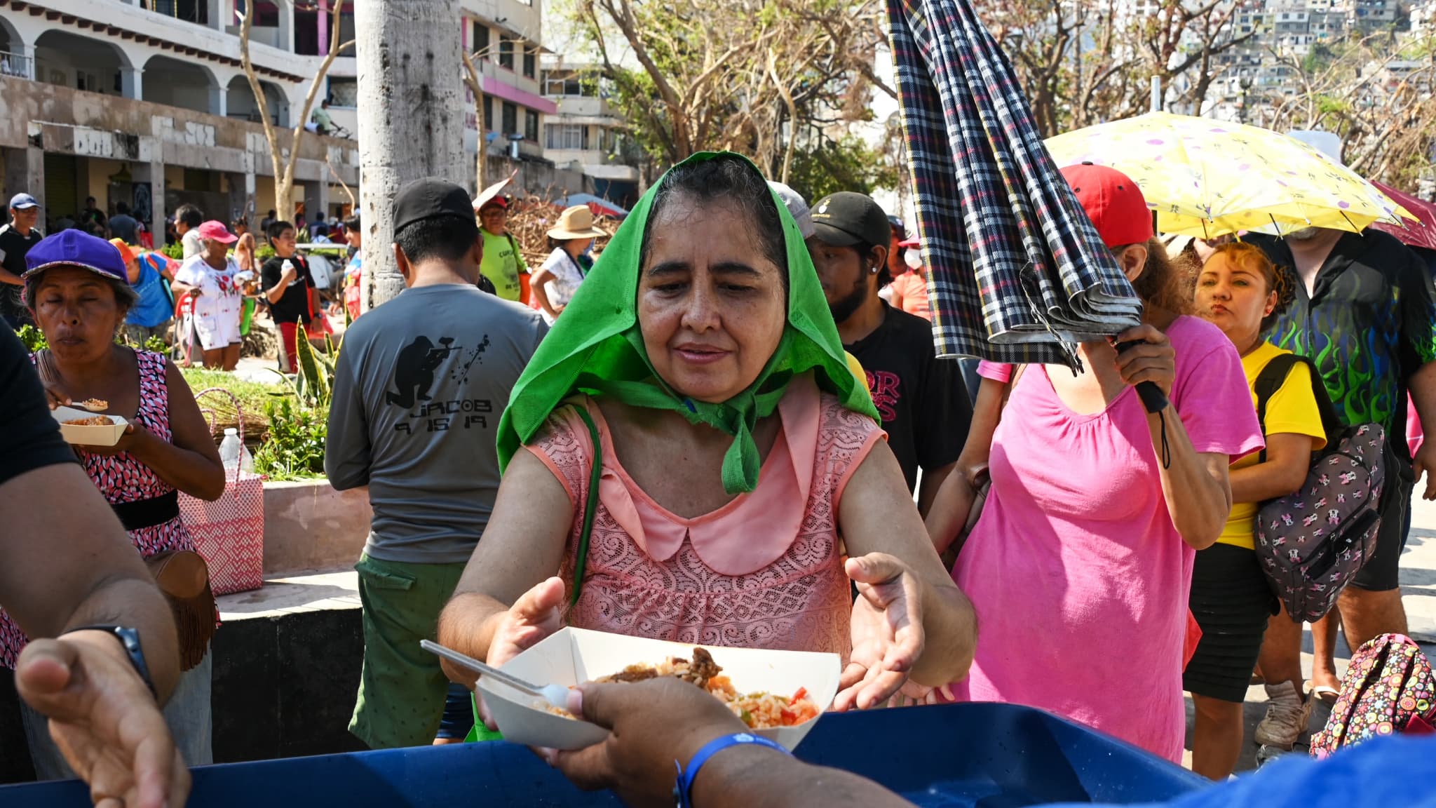 Des habitants d'Acapulco touchés par le passage de l'ouragan Otis reçoivent de la nourriture chaude de la part d'associations civiles à Acapulco, dans l'État de Guerrero, au Mexique, le 5 novembre 2023. 