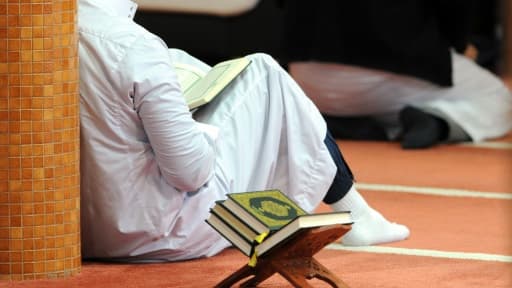 Un musulman prie dans une mosquée de Brest, le 20 novembre 2015