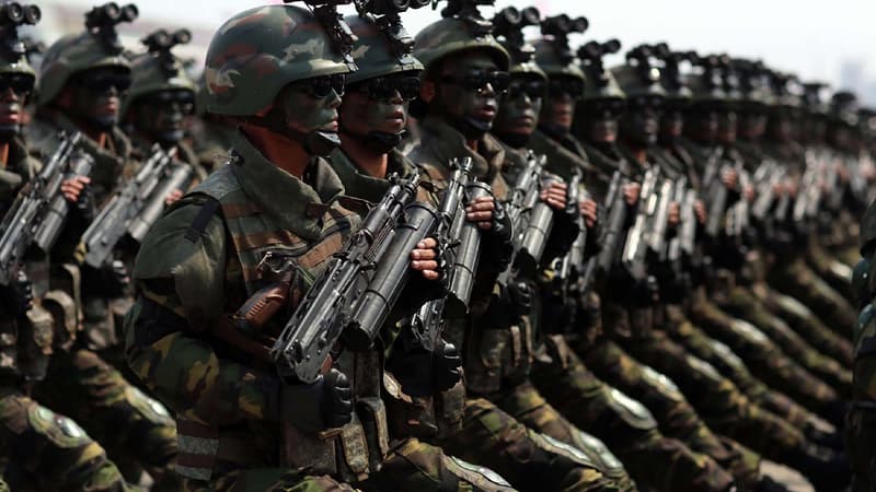 Un défilé militaire en Corée du Nord à la veille des JO