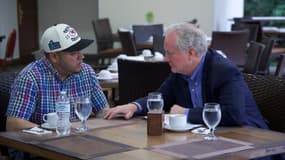Le sénateur démocrate américain Chris Van Hollen et le Salvadorien Kilmar Abrego Garcia à San Salvador, le 18 avril 2025
