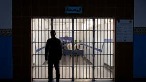 Un gardien de la prison de Kenitra, au Maroc, debout devant une cellule, le 31 août 2021