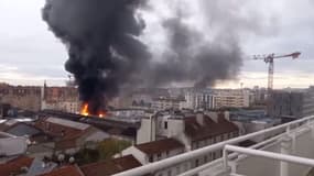 Un incendie à Ivry-sur-Seine dans un entrepôt le 27 novembre 2022.