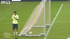 Neymar, capable de marquer même de derrière le but