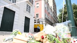 Des fleurs déposées près du funiculaire accidenté à Lisbonne, le 4 septembre 2025