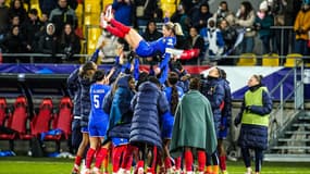 Eugénie Le Sommer portée en triomphe par ses coéquipières après avoir battu le record de sélections (199) en équipe de France contre l'Islande (3-2), le 25 février 2025