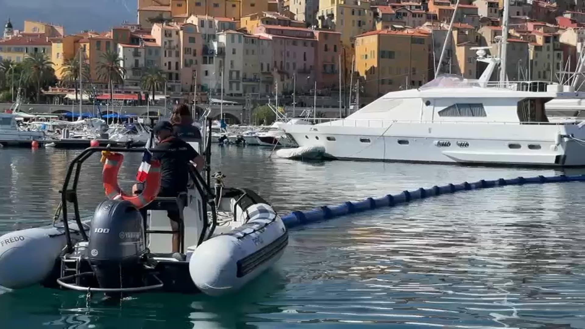Les équipes d'intervention déploient un barrage anti-pollution dans le Vieux port de Menton lors d'un exercice. Les équipes d'intervention déploient un barrage anti-pollution dans le Vieux port de Menton lors d'un exercice.