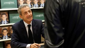 L'ancien président Nicolas Sarkozy lors d'une séance de dédicace de son livre "Le Temps des Combats" dans une libraire de Neuilly-sur-Seine, le 7 octobre 2023 dans les Hauts-de-Seine.