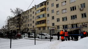 Équipes en service après une attaque à la roquette menée par les forces armées ukrainiennes dans la ville russe de Belgorod, le 2 janvier 2026.