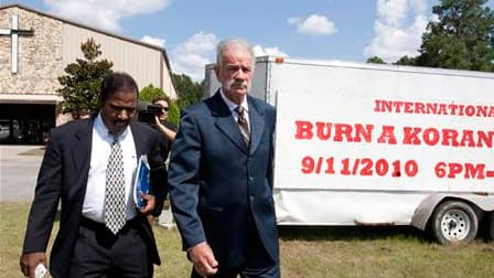 Le neuvième anniversaire des attentats du 11-septembre est placé samedi sous le signe des tensions religieuses après l'imbroglio né de menaces proférées par le pasteur de Floride Terry Jones (au centre) de procéder à un autodafé du Coran. /Photo prise le