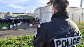 Un policier devant des surveillants de prison en grève, le 22 janvier 2018 à la prison de Béziers. 