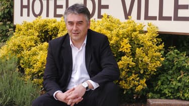 Le député-maire UMP de Cholet Gilles Bourdouleix pose devant sa mairie, le 26 mai 2006.