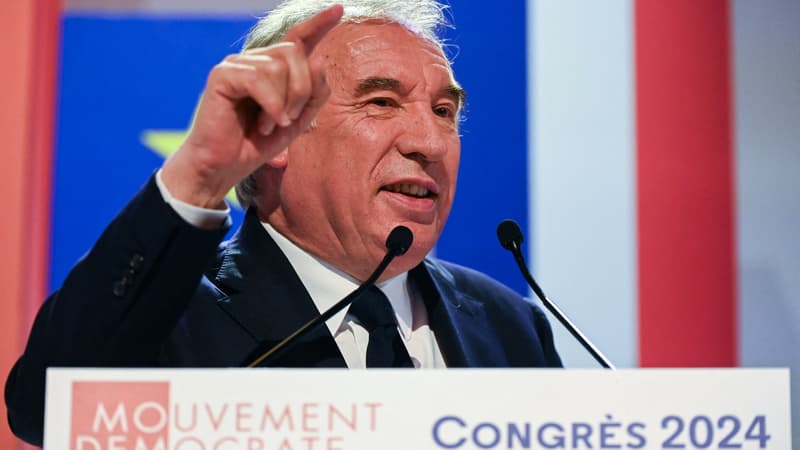 Le leader du parti centriste MoDem (Mouvement Démocrate) François Bayrou après été reconduit dans ses fonctions lors du congrès du parti à Blois (Loir-et-Cher), le 23 mars 2024.