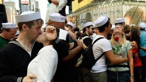 Des centaines de couples recréent le 14 août 2015 à New York le célèbre baiser de Times Square, une photo symbolique de la fin de la Seconde Guerre mondiale prise le 14 août 1945 sur la place la plus célèbre du monde