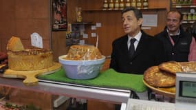 Nicolas Sarkozy dans une charcuterie d'Annecy. Nicolas Sarkozy s'engage à poursuivre l'assouplissement des conditions d'ouverture des magasins le dimanche s'il est réélu le 6 mai prochain, un dossier qui avait déjà suscité des oppositions en 2009. /Photo