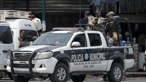 Des civils armés patrouillent à bord d'une voiture de la police municipale à Chilapa, dans le sud du Mexique, le 10 mai 2015.