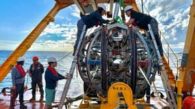 Déploiement d’une ligne de détection du Télescope Neutrino du Kilomètre Cubique KM3NeT sur le fond marin, en Méditerranée. Image non datée diffusée le 12 février 2025.