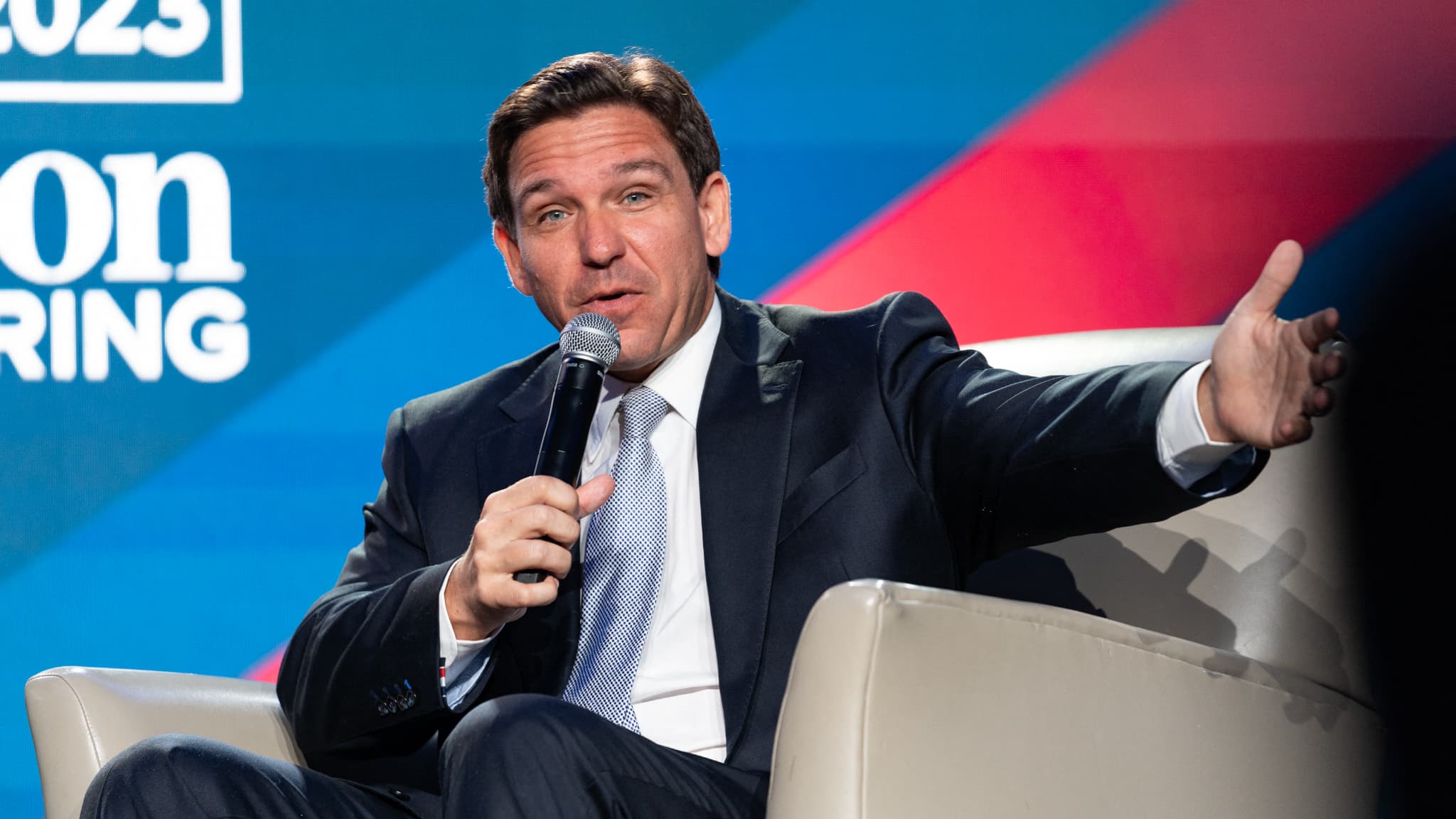 Le candidat républicain à la présidence des États-Unis et gouverneur de Floride Ron DeSantis s'exprime lors d'un événement organisé par l'animateur de radio conservateur Erick Erickson, le 18 août 2023 à Atlanta, en Géorgie. Le candidat républicain à la présidence des États-Unis et gouverneur de Floride Ron DeSantis s'exprime lors d'un événement organisé par l'animateur de radio conservateur Erick Erickson, le 18 août 2023 à Atlanta, en Géorgie.