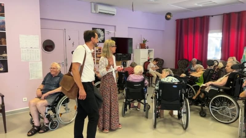 Le maire de Lyon, Grégory Doucet, a rendu visite aux résidents d'un Ehpad le 22 août alors que la canicule sévit dans le Rhône.