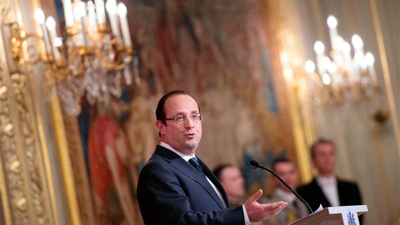 François Hollande s'est défendu mardi de tout favoritisme en décorant des insignes de chevalier de Légion d'honneur l'un de ses anciens camarades de la promotion Voltaire de l'Ecole nationale d'administration (Ena), Dominique Villemot. /Photo prise le 26