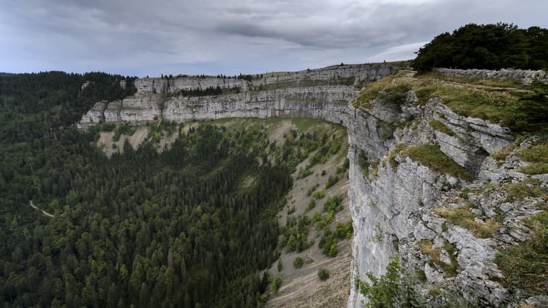 Les quatre corps ont été découverts au pied de cette falaise, dans le massif du Creux-du-Van, en Suisse. 