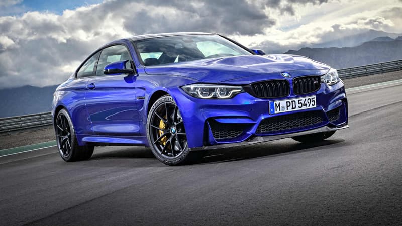 BMW a présenté la nouvelle M4 CS dans une teinte bleu foncé.