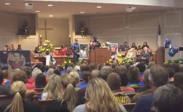 Des funérailles de super-héro ont été organisées pour Jacob Hall.